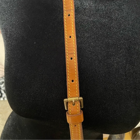 Louis Vuitton Chantilly crossbody bag - Picture 6 of 14